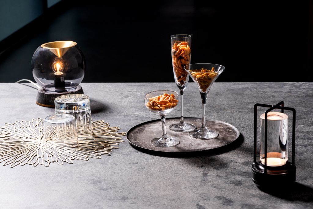 グラスに盛り付けた柿の種