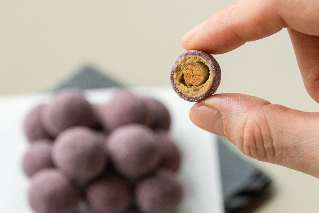 紫いも豆菓子の断面