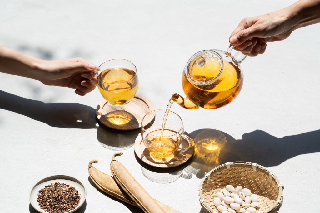 なた豆茶を注ぐ様子